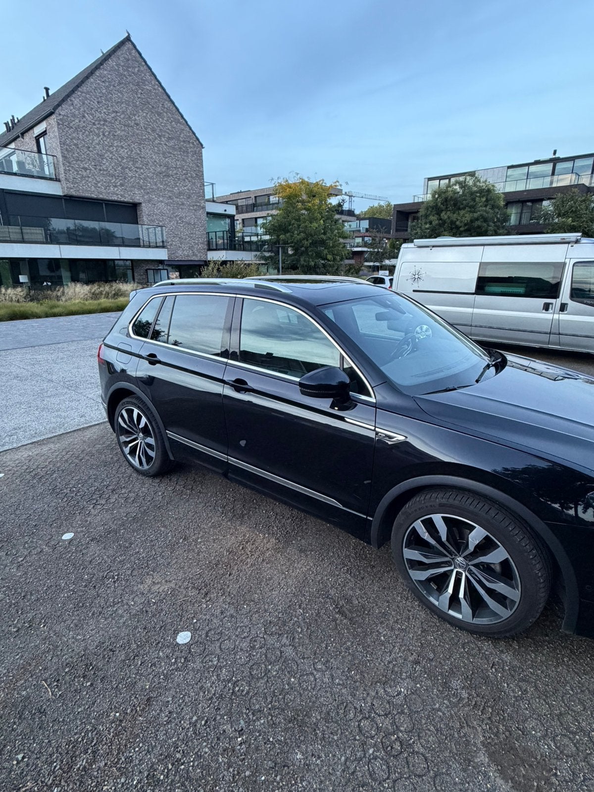 Volkswagen Tiguan 2.0 TDI R-Line, Auto's, Dealer onderhouden, 4 cilinders, Zwart, Leder