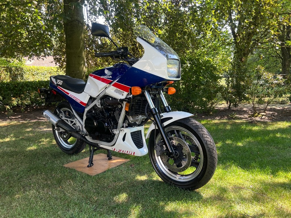 Klassieke Honda VF 750 F tourmotor uit 1987! Oldtimer. NL, Motoren, 750 cc, Occasion, 4 cilinders, Motorrijbewijs A