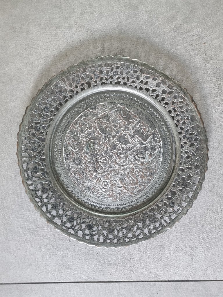 Antiek metalen dienblad met gedetailleerde gravures, Huis en Inrichting, Gebruikt, Rond, Ophalen of Verzenden, Dienblad