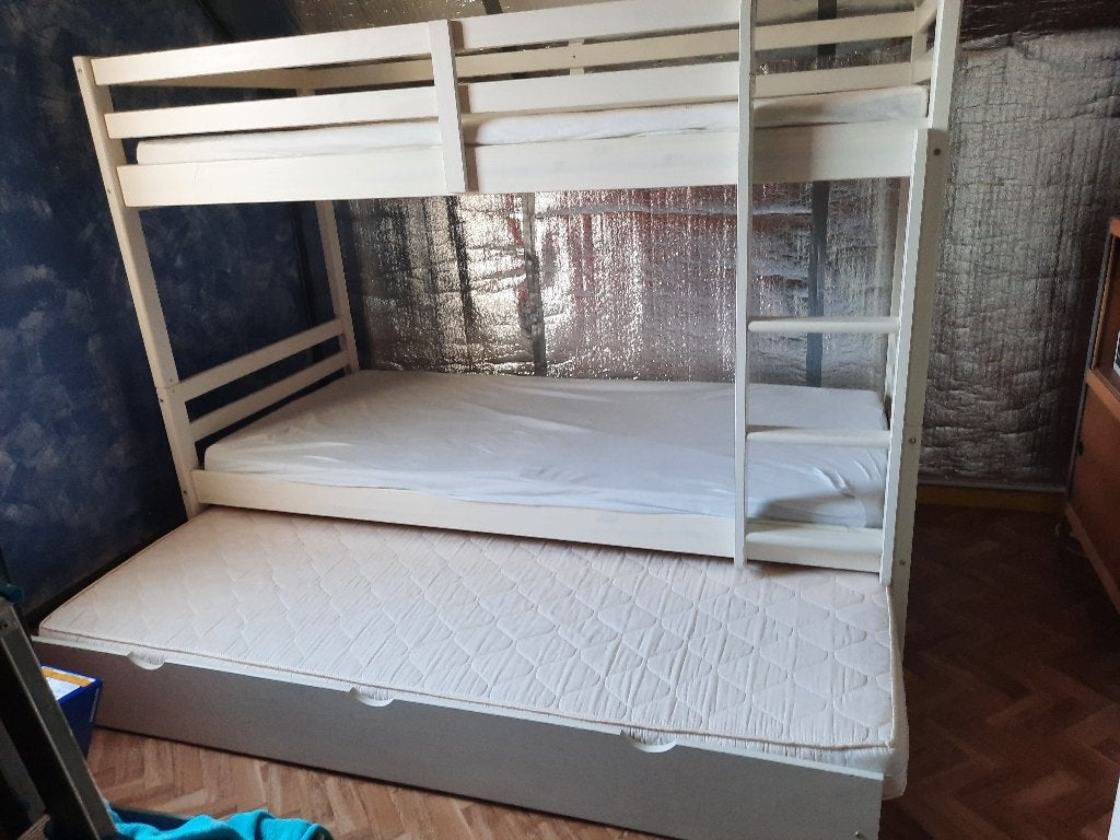 Stapelbed met 3e (onder)bed op wieltjes., Huis en Inrichting, Slaapkamer | Bedden, Zo goed als nieuw, 100 cm, 210 cm, Hout, Wit