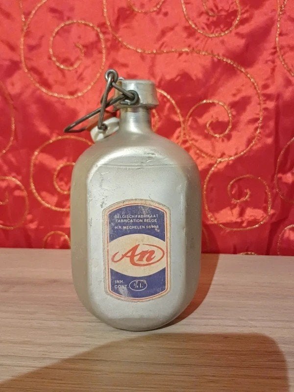 Een vintage militaire fles — Gemaakt in België (Mechelen), Verzamelen, Militaria | Algemeen, Overige soorten, Overige typen, Verzenden