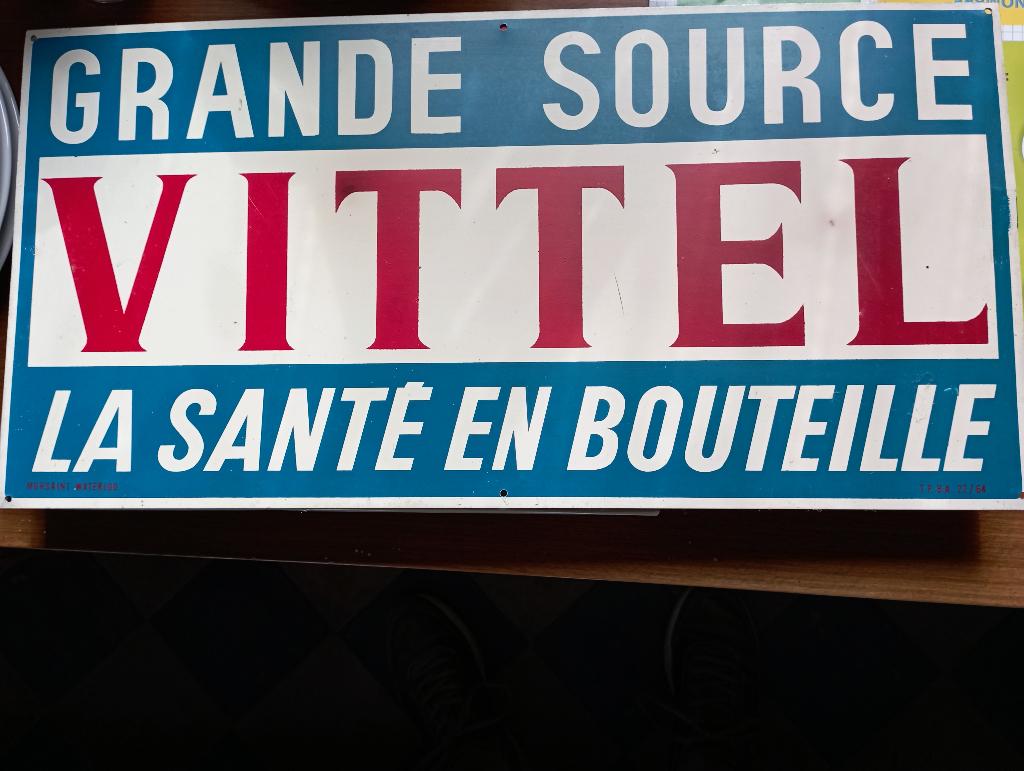 "Vittel" plaque publicitaire en galvanisé, Enlèvement ou Envoi, Comme neuf, Panneau publicitaire