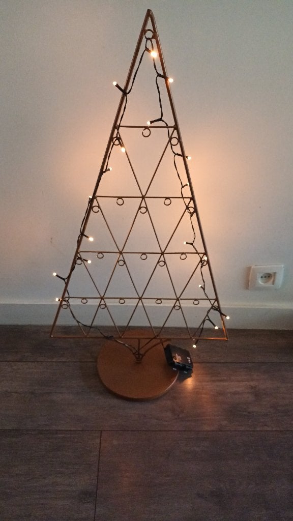 Metalen kerstboom met lichtjes, Ophalen