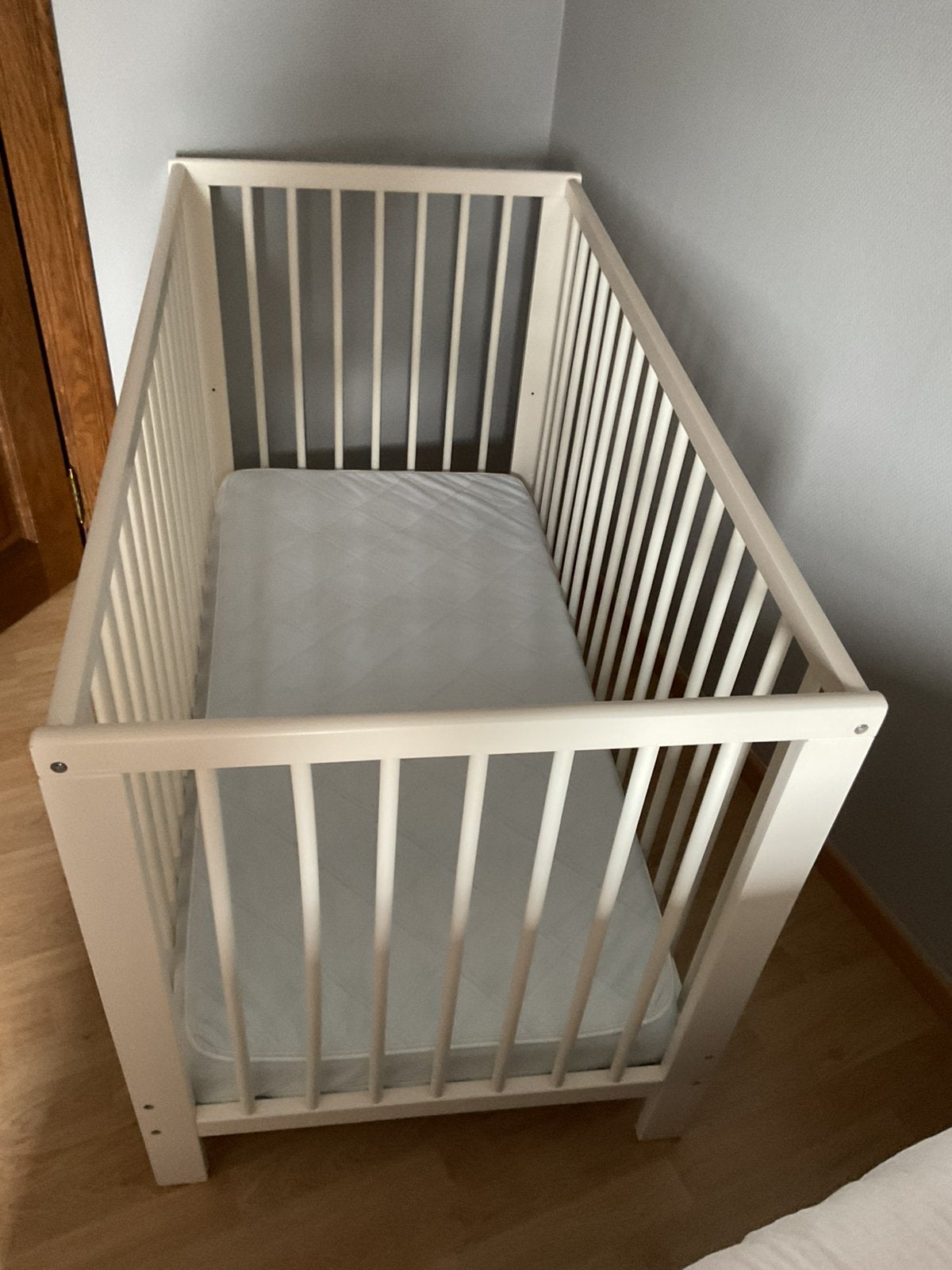 Wit babybedje met matras, Ophalen, Zo goed als nieuw, Rechthoekig, In hoogte verstelbaar