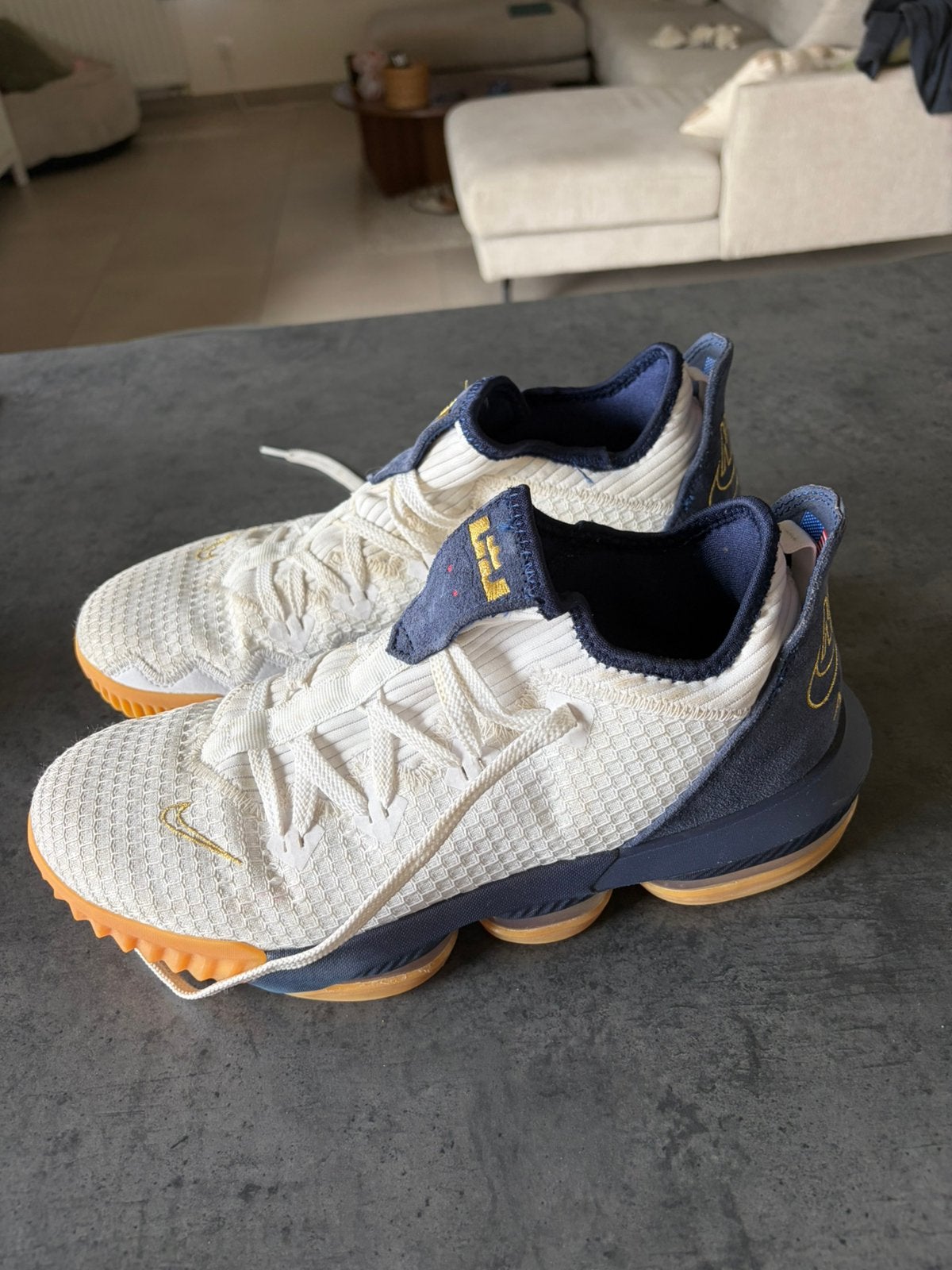 Chaussures de basket Nike LeBron 16 bleu/blanc — taille 44, Sports & Fitness, Basket, Enlèvement, Comme neuf, Chaussures