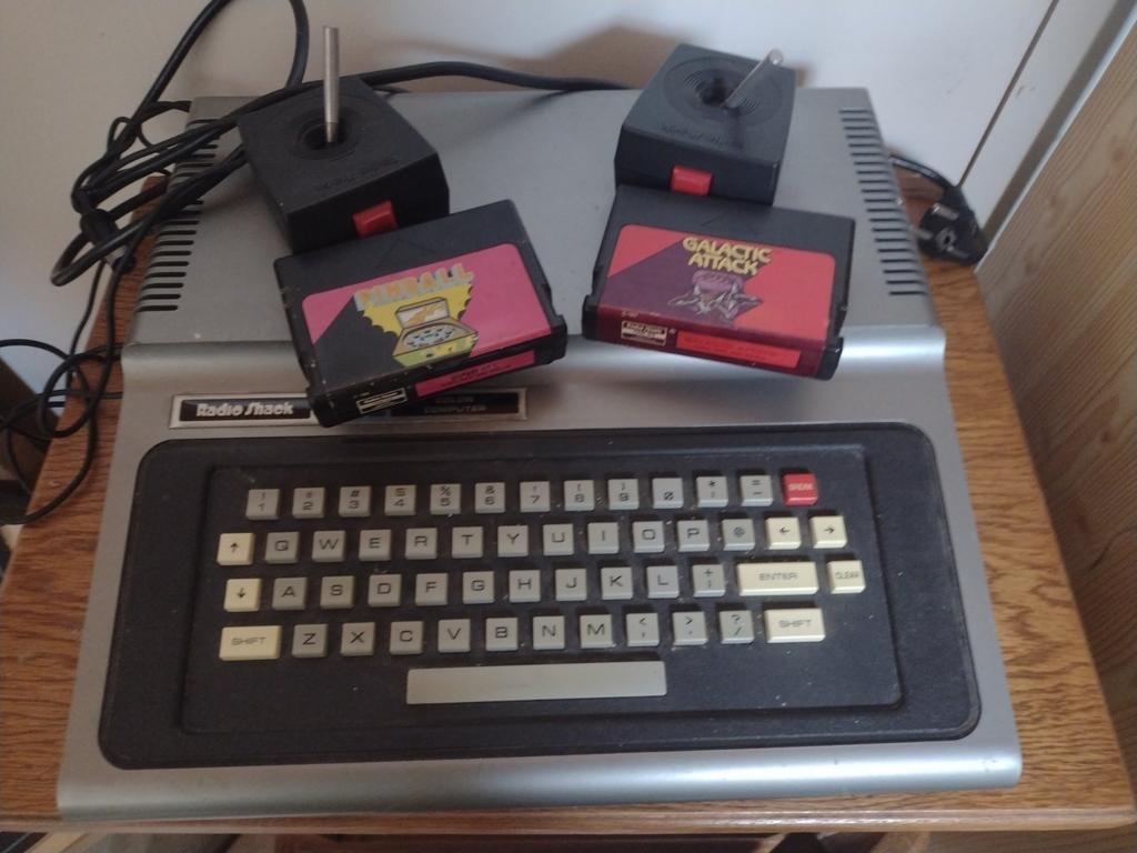 Ordinateur Tandy et 2 jeux, Informatique & Logiciels, Enlèvement ou Envoi