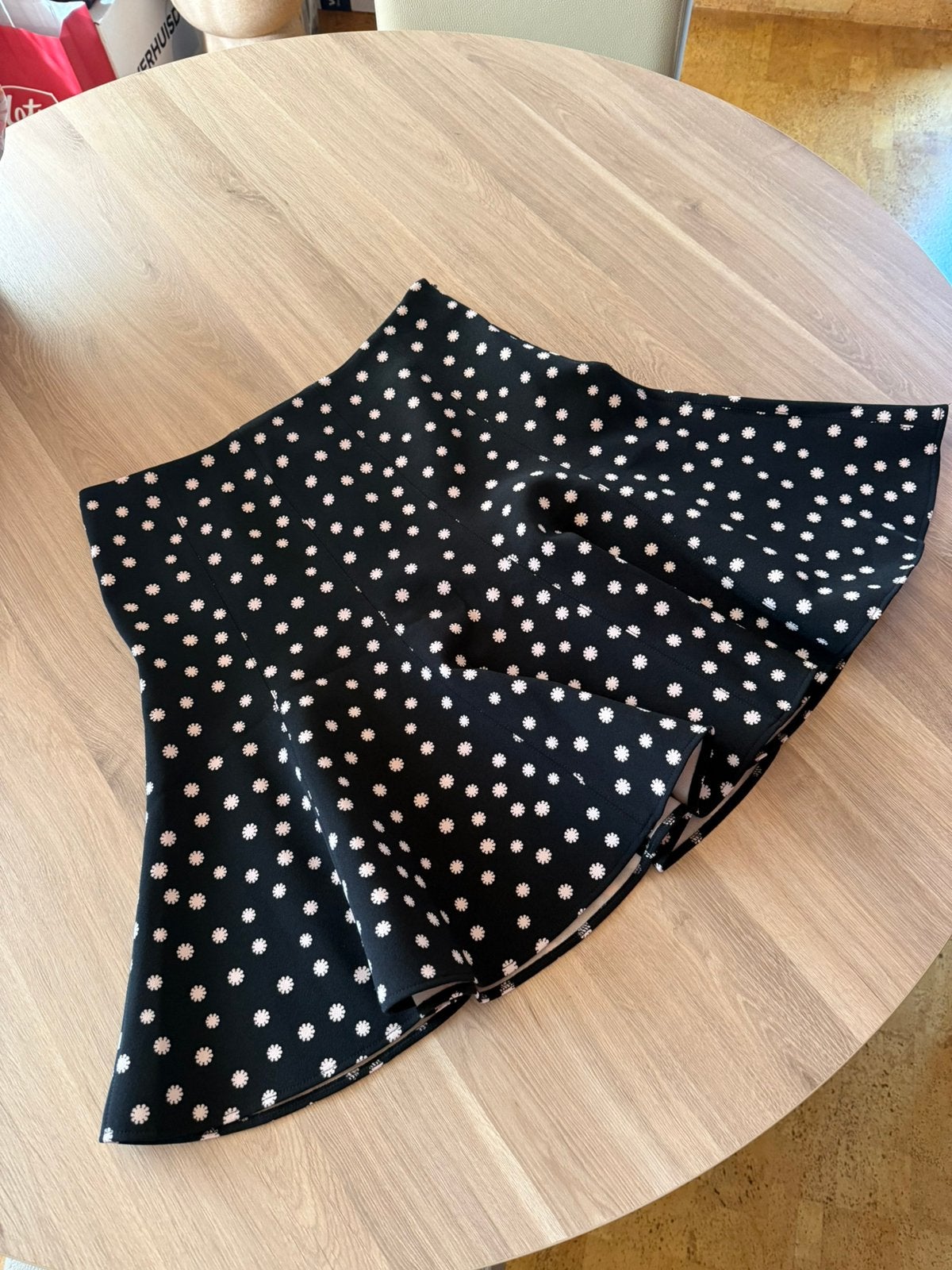 Rok Essentiel zwart met witte bloemetjes, Zwart, Zo goed als nieuw, Boven de knie, Ophalen