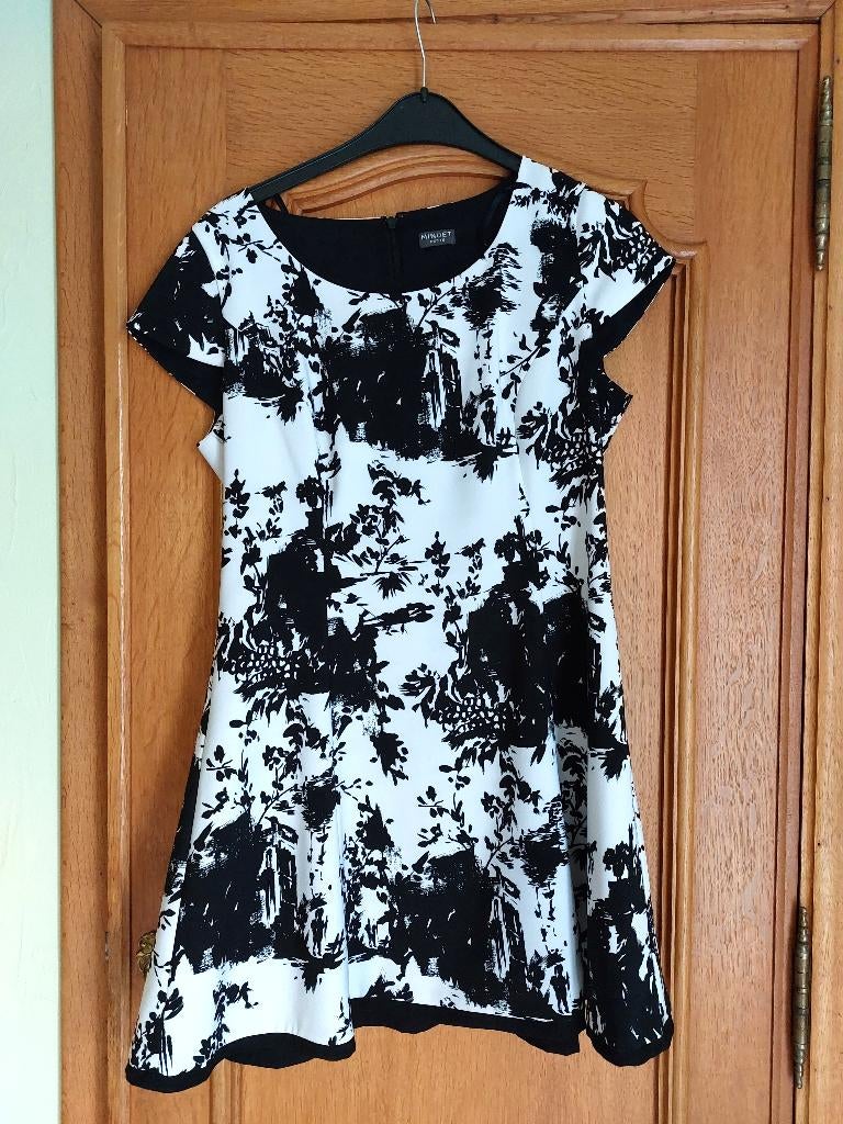 robe noir & blanc doublée - Minuet petite - taille42, Kleding | Dames, Overige kleuren, MINUET PETITE, Zo goed als nieuw, Knielengte