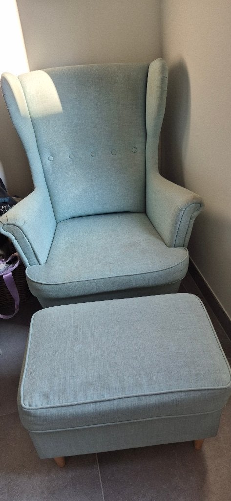 Lichtblauwe fauteuil Ikea met voetenbankje, Huis en Inrichting, Ophalen, Gebruikt, 75 tot 100 cm, 75 tot 100 cm