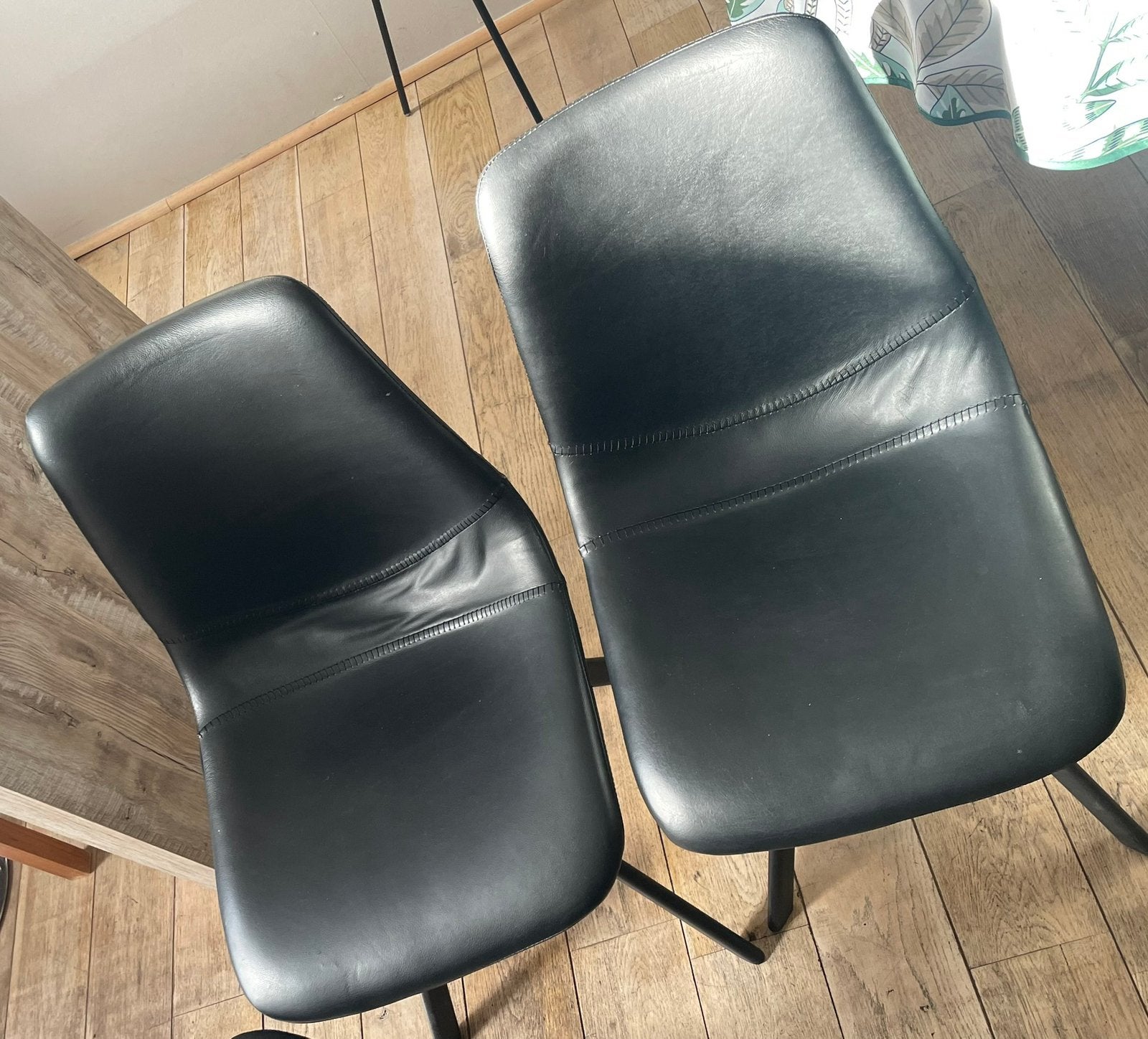 4 chaises cuir noir très bon état, Maison & Meubles, Chaises, Comme neuf, Enlèvement, Cuir, Quatre