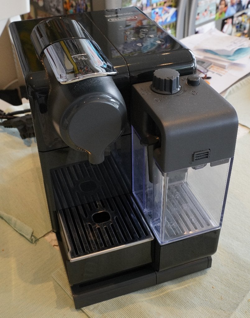 DELONGHI Nespresso (EN560.B), Machine à espresso, Réservoir d'eau amovible, Dosettes et capsules de café, Enlèvement
