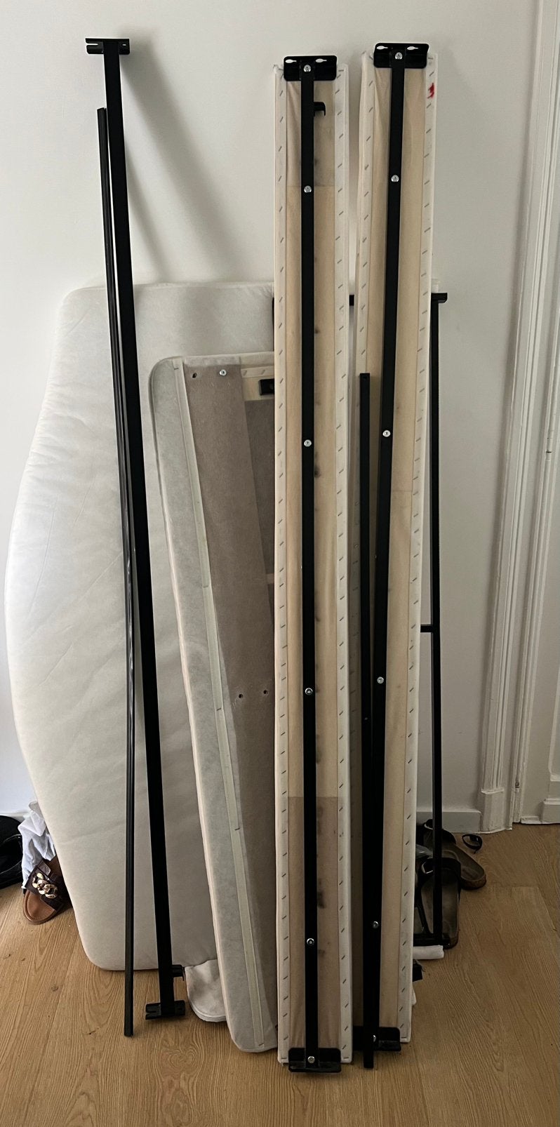 Cadre de lit IKEA RAMNEFJÄLL 140  200 – Beige – Démonté, Maison & Meubles, Chambre à coucher | Lits boxsprings, Enlèvement, Comme neuf