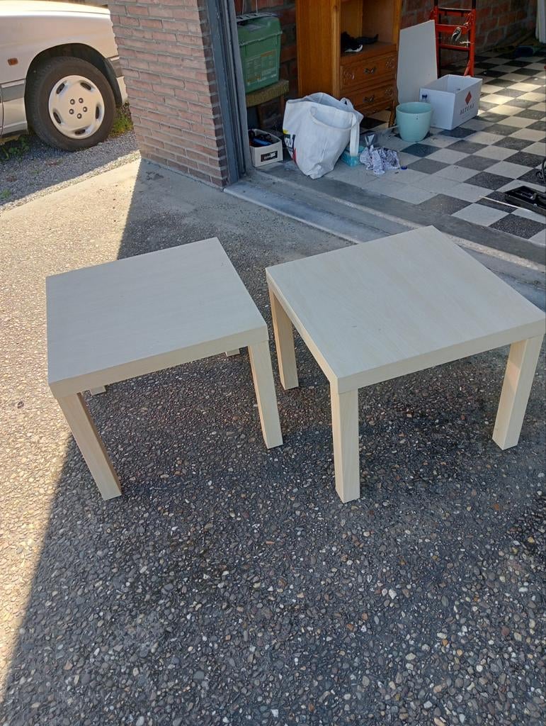 Twee lichte bijzettafels, Ophalen