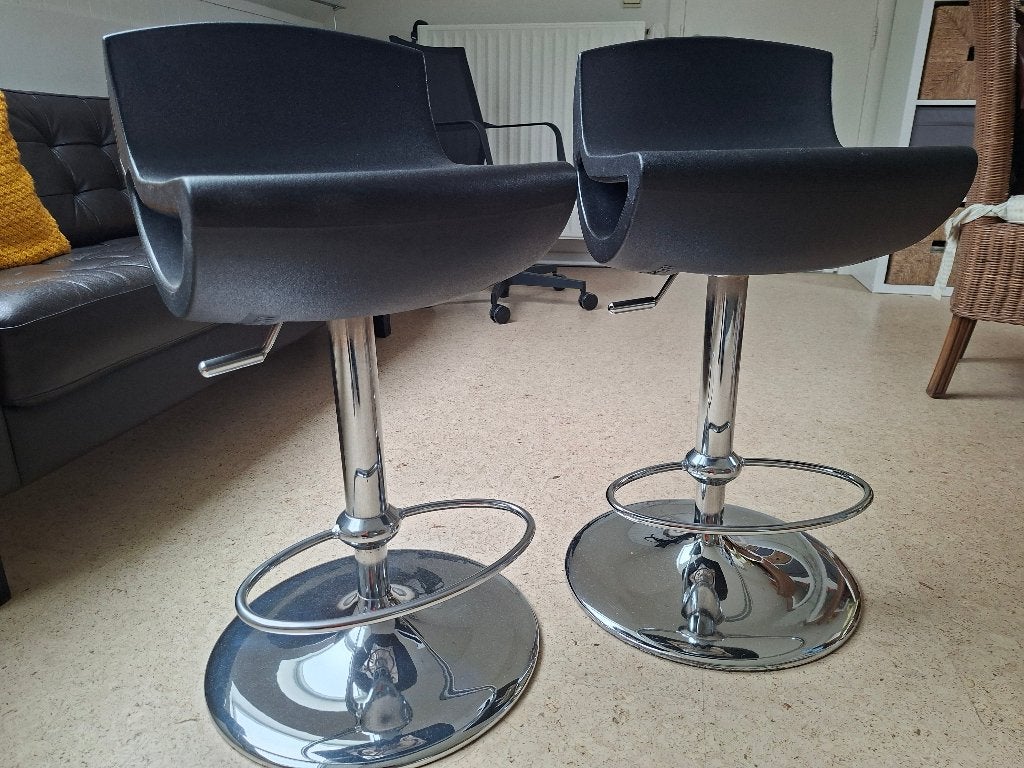 Deux tabourets de bar noirs identiques., Synthétique, 2 tabourets, Comme neuf, Enlèvement