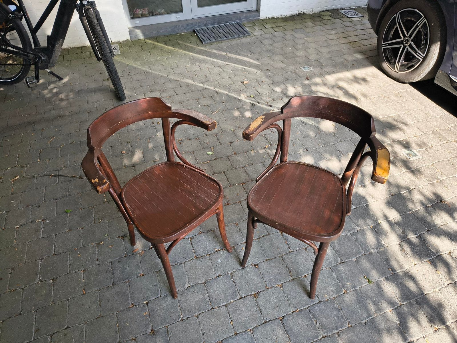 Gratis af te halen in Turnhout: 2 Thonet stoelen, Huis en Inrichting, Ophalen, Gebruikt, Twee, Bruin