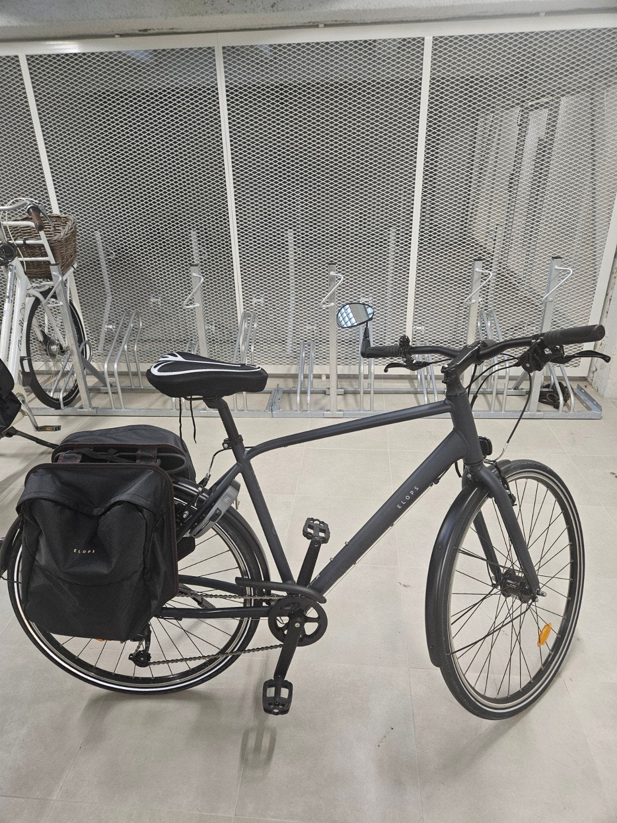 Stadfiets voor lange afstanden 500 hoog frame merk Elops, Enlèvement