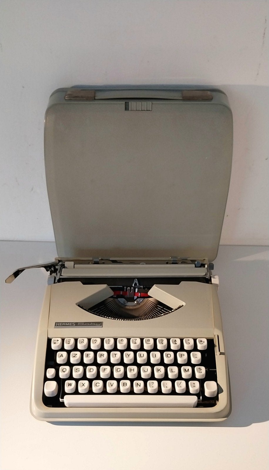 ​Vintage Hermes Baby typemachine AZERTY met koffer, Diversen, Typemachines, Ophalen of Verzenden, Zo goed als nieuw