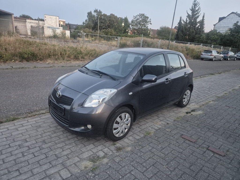 Toyota Yaris 1.3 VVTI - Airco - GPS - Sensoren + Keuring, Voorwielaandrijving, Stof, Zwart, 4 cilinders