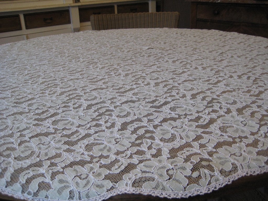 TAFELKLEEDJE IN KANT, Ophalen of Verzenden, Rond