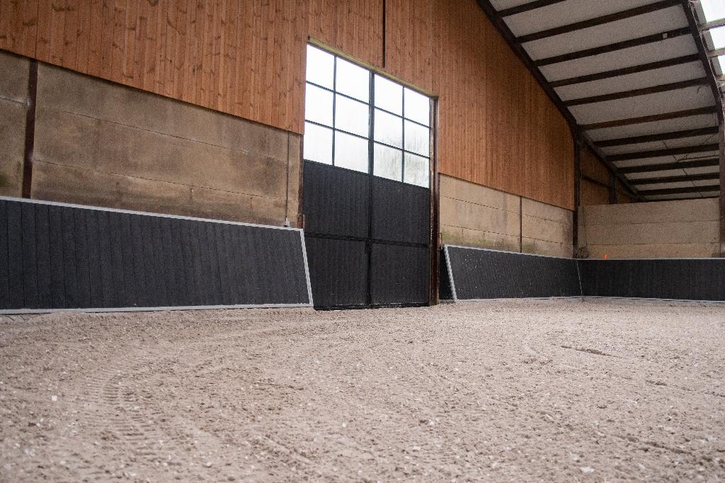 hoefslagkering, rijbakomranding , rijbak afrastering, piste, Stalling, 4 paarden of pony's of meer