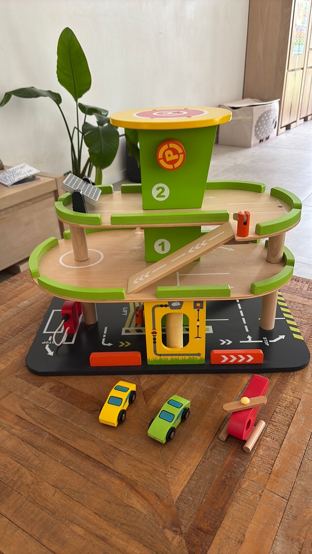 Houten speelgoed garage, Ophalen, Zo goed als nieuw