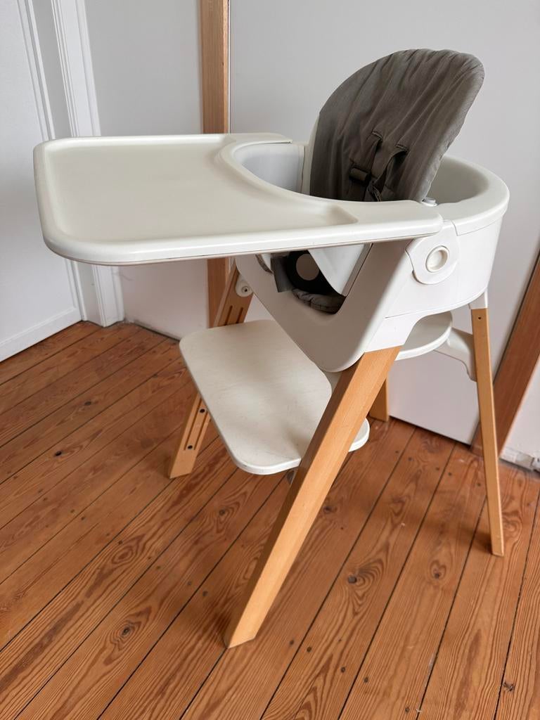 Stokke Steps kinderstoel met zitje en tafelblad, Enlèvement, Comme neuf