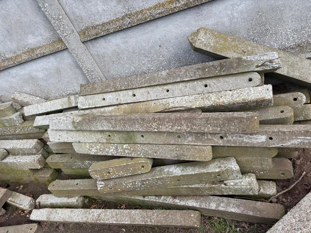 Betonpalen gratis, Ophalen, Zo goed als nieuw