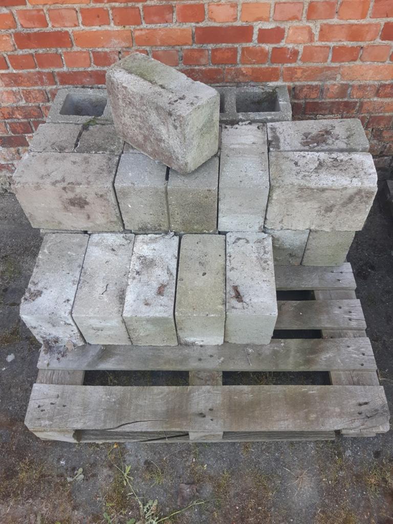 20 ongebruikte volle betonblokken 29x14x19 + 4 holle blokken, Enlèvement