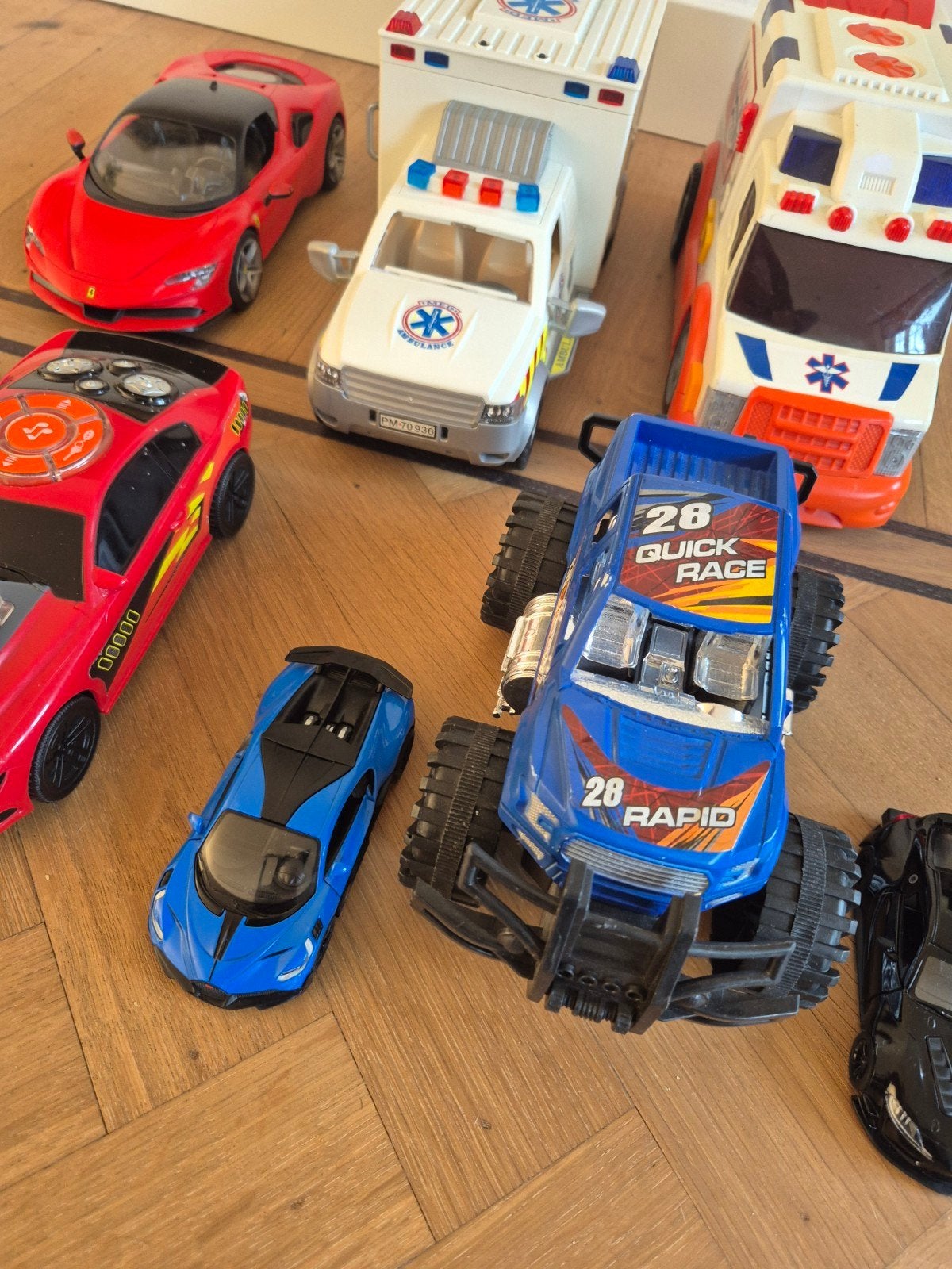 Set van 9 speelgoed auto's met batterijen, Ophalen, Gebruikt