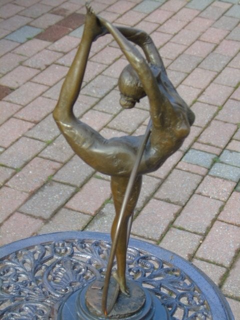 une ballerine a l anneau en bronze signé, MILO ., Enlèvement ou Envoi, Bronze