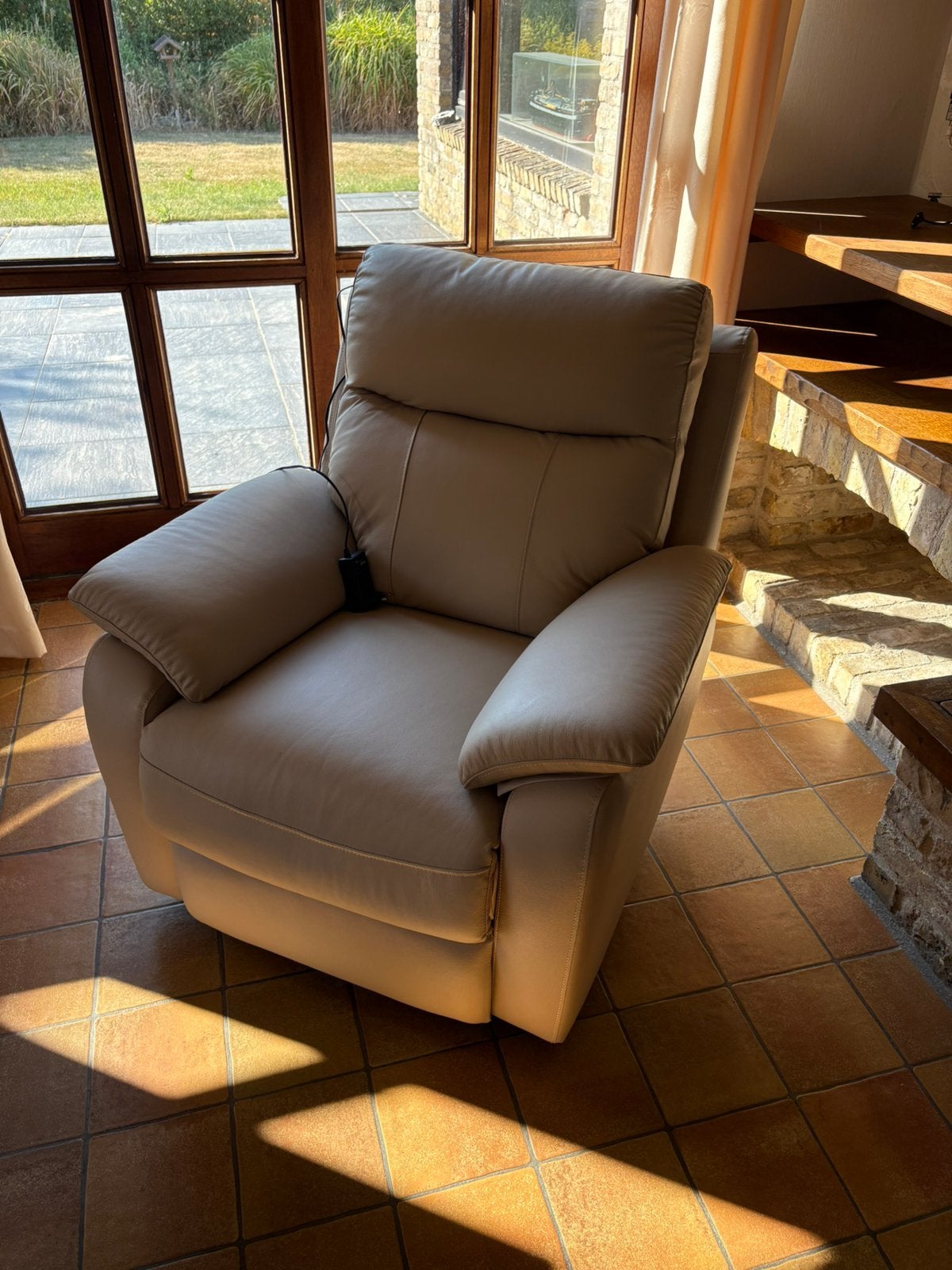Elektrische relaxstoel, Huis en Inrichting, Fauteuils, Ophalen, Zo goed als nieuw, Leer