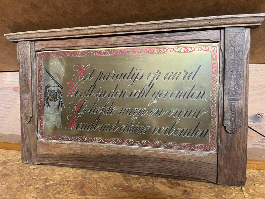 Houten kader met koperen plaat en spreuk erop., Antiek en Kunst, Ophalen of Verzenden