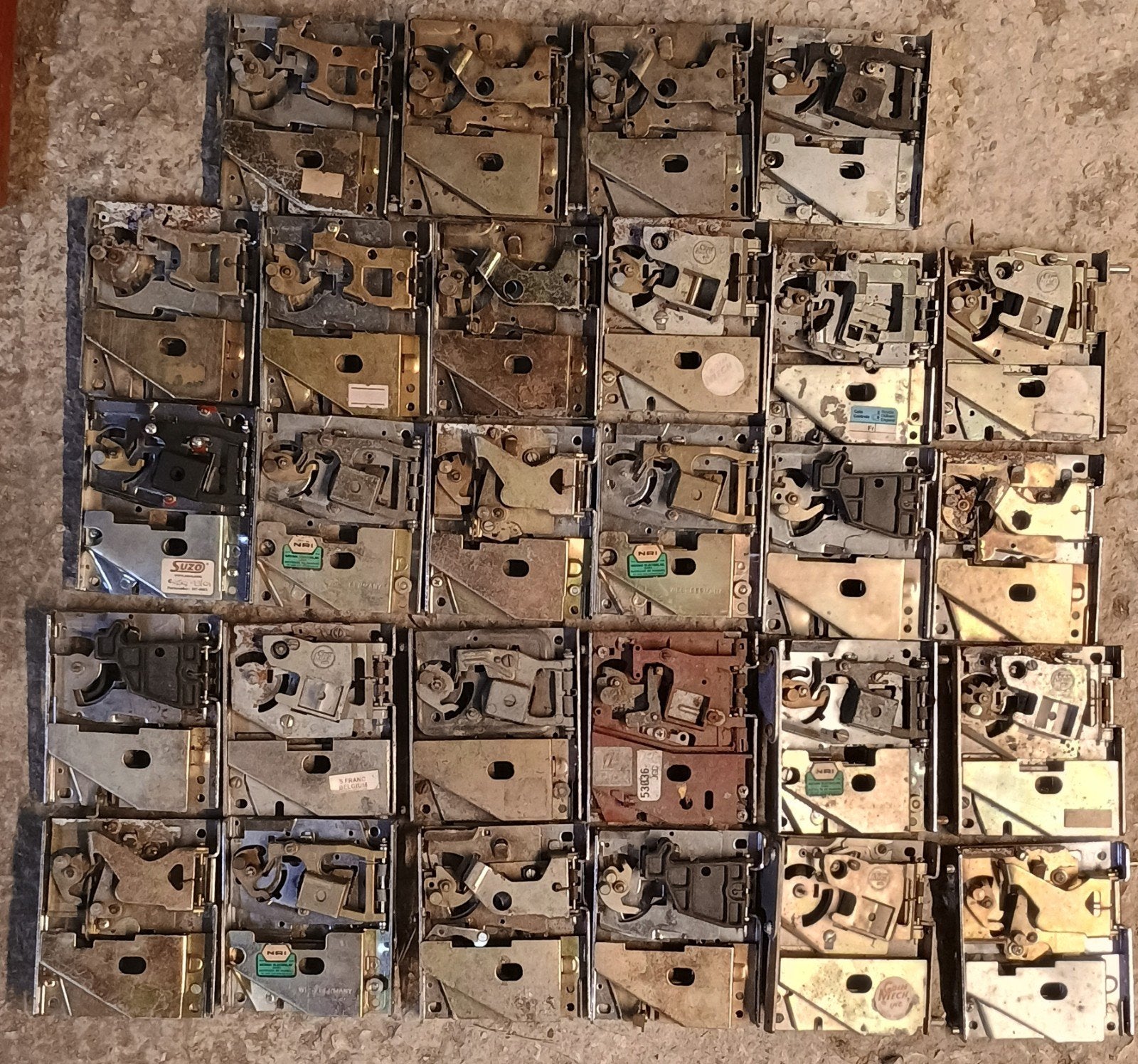 ️ Set van 28 mechanische muntautomaten - voor munten of re, Verzamelen, Ophalen