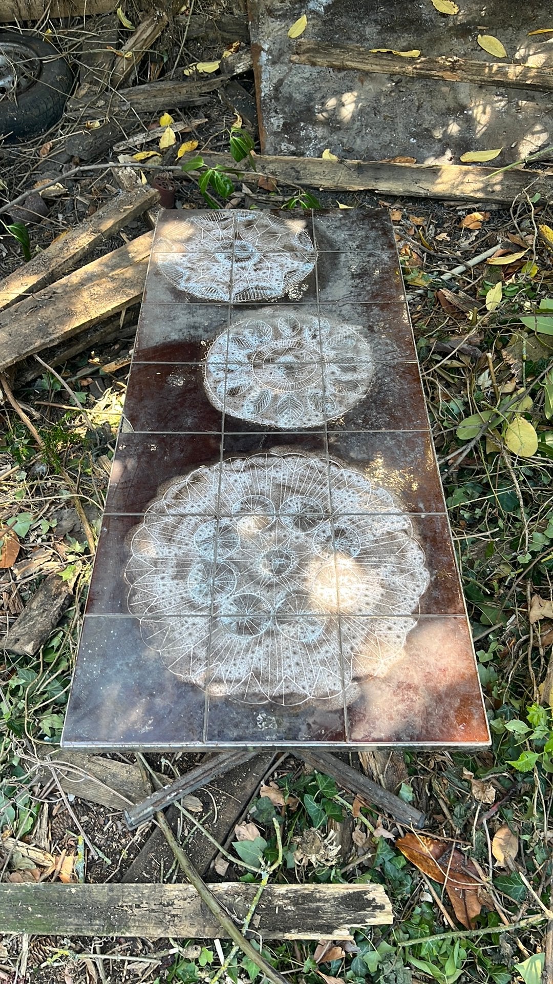 Ancienne table, Enlèvement