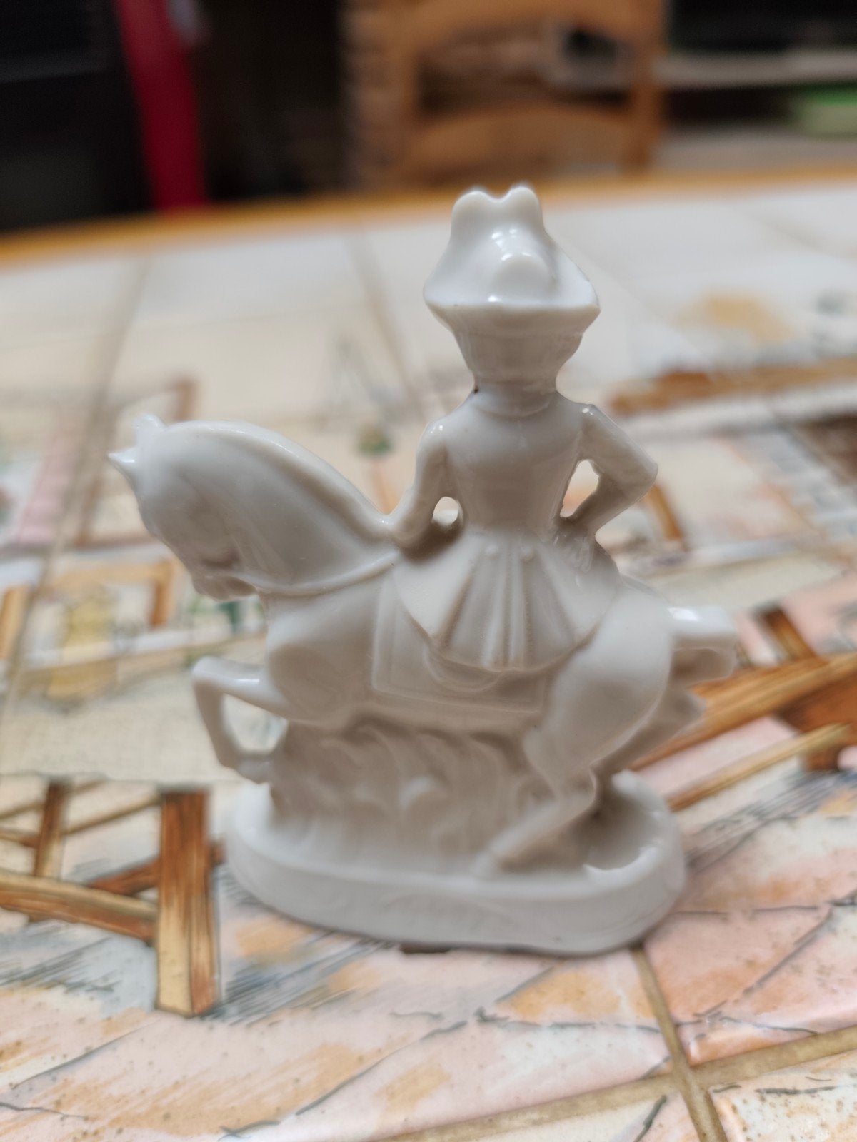 Jolie figurine ancienne en porcelaine blanche – Cavalier, Antiquités & Art, Enlèvement ou Envoi