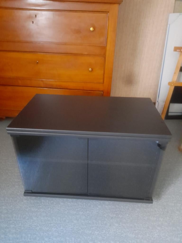 Zwart tv-kastje, Enlèvement