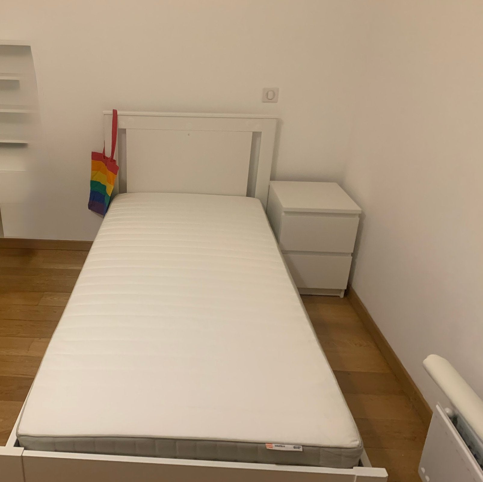 Lit, matelas et table de chevet, Enlèvement, Comme neuf, Une personne