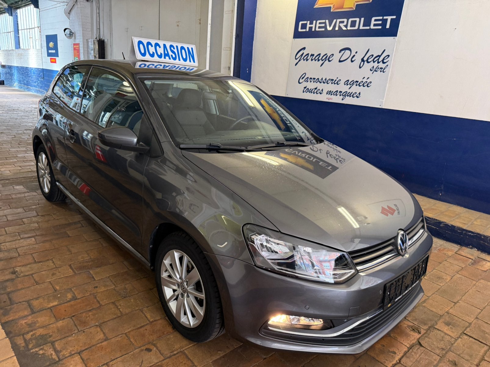 Polo 1.0 i 44 kw  60 cv airco bip av et ar 2015 71.000 km, Autos, Argent ou Gris, Achat, Entreprise, Garantie prolongée