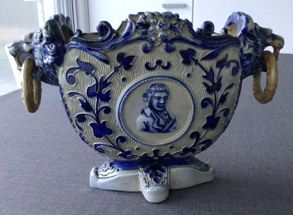 decoratiestuk met portretmedaillon en leeuwekopgrepen, Antiek en Kunst, Antiek | Keramiek en Aardewerk, Ophalen of Verzenden