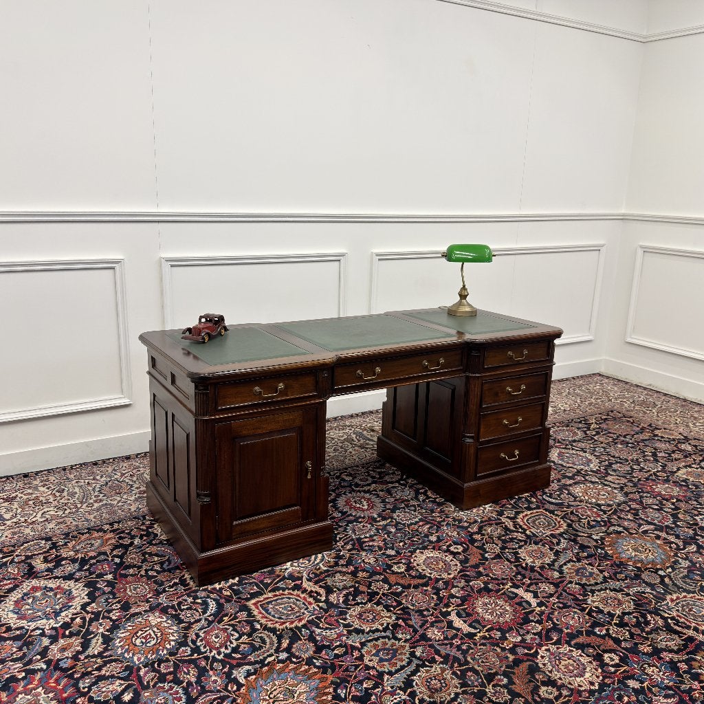Klassiek Engels Chesterfield Bureau, Antiek en Kunst, Antiek | Kantoor en Zakelijk, Ophalen