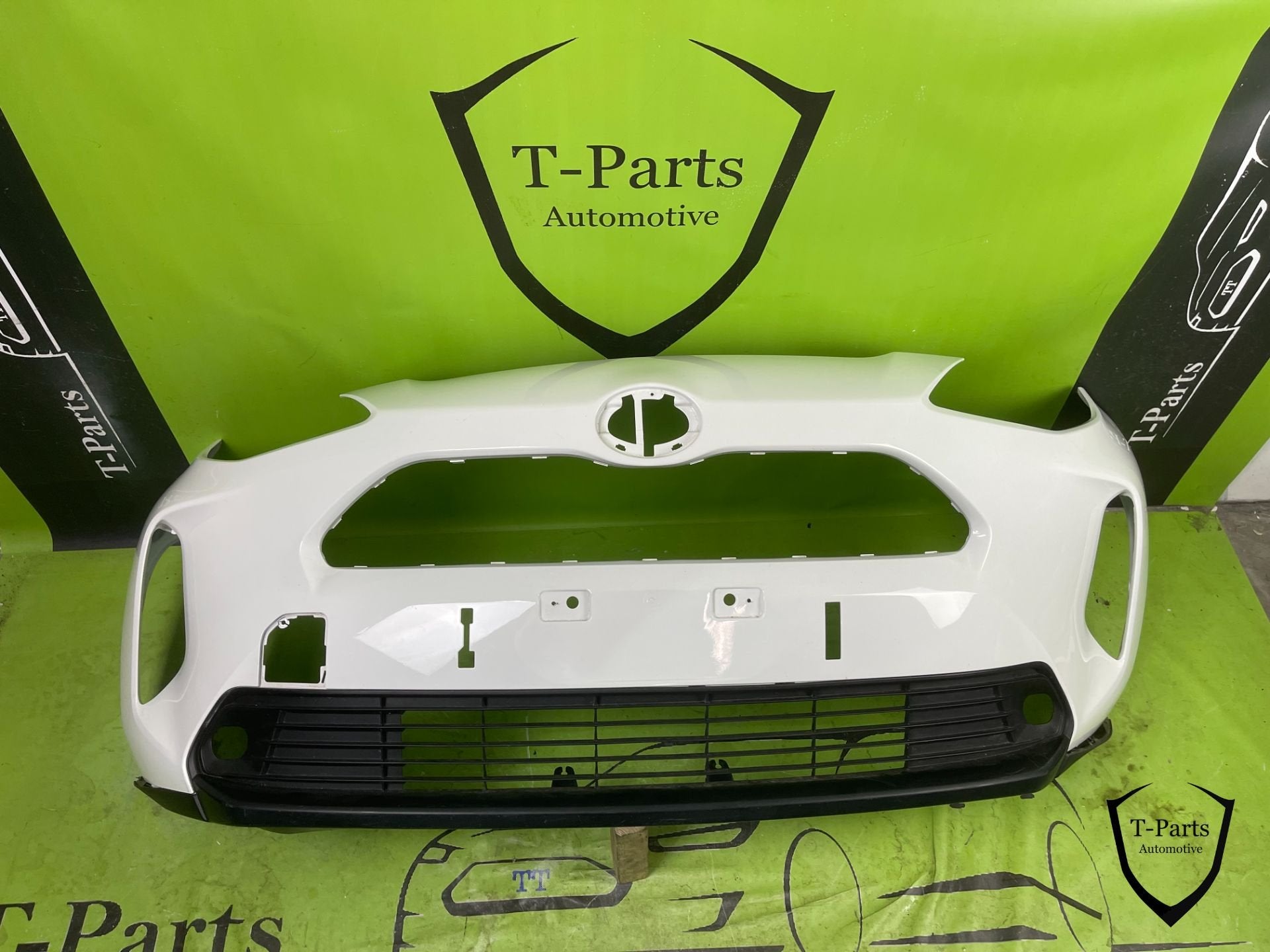 Toyota yaris cross P21 WIT voorbumper origineel bumper 2021+, Info@fabrikant.eu, Toyota, Bumper, Fabrikantstraat 1
1000 AA  Amsterdam