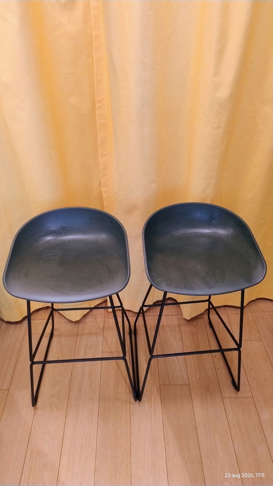 2 barkrukken 'hay about a stool aas 38', Ophalen