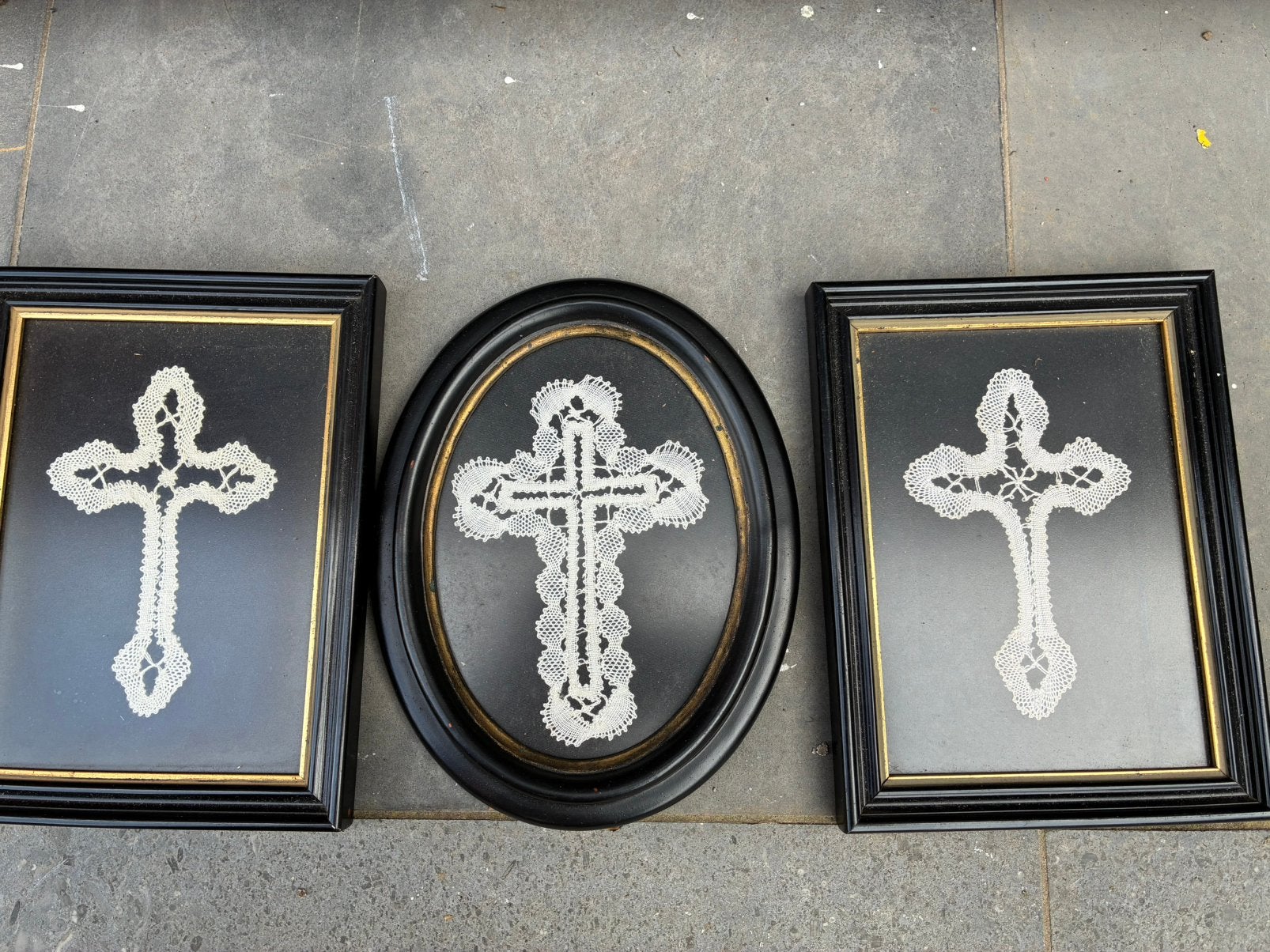 Trois croix en dentelle, Envoi, Comme neuf