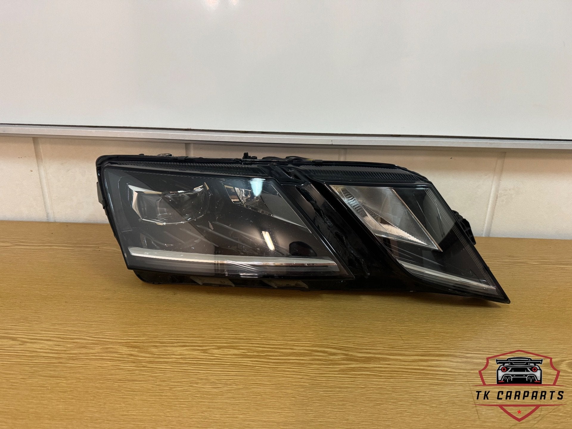 Phare LED droit Skoda Octavia 5e1941016f, Infoline@skoda-auto.cz, Tr. Vaclava Klementa 869
293 01  Mlada Boleslav, CZ, Utilisé