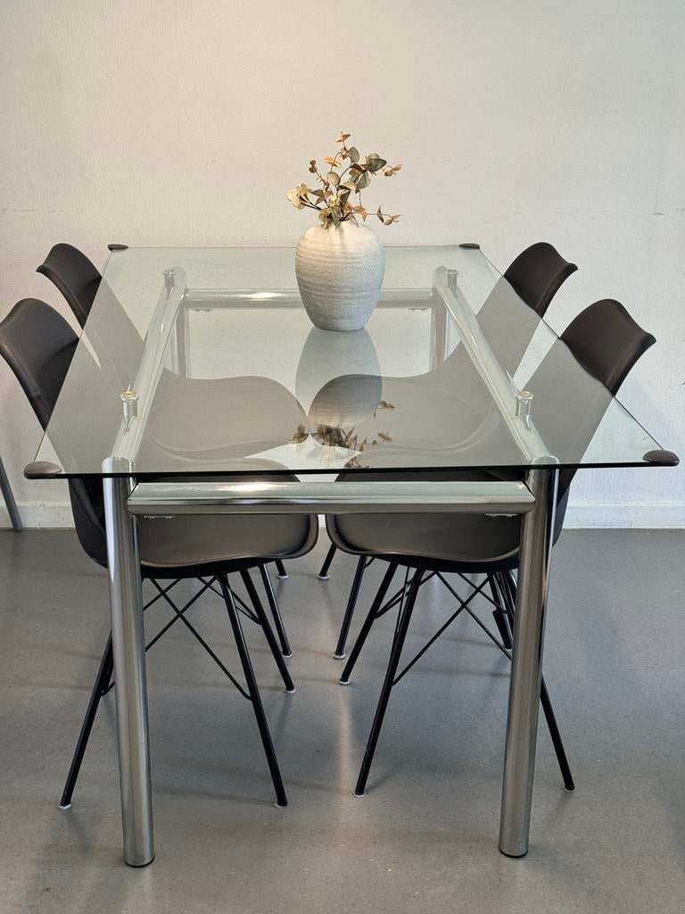 Glazen eettafel met 4 zwarte stoelen, Ophalen, Zo goed als nieuw