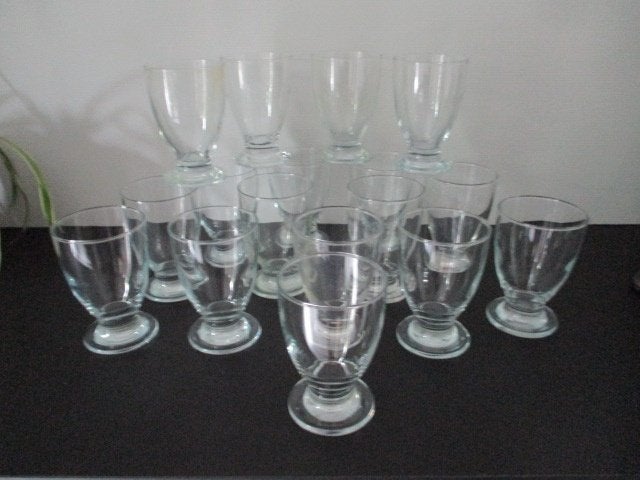 17 dessert glazen , drankglazen stevige voet ,afgeronde vorm, Ophalen of Verzenden, Gebruikt, Glas, Glas of Glazen