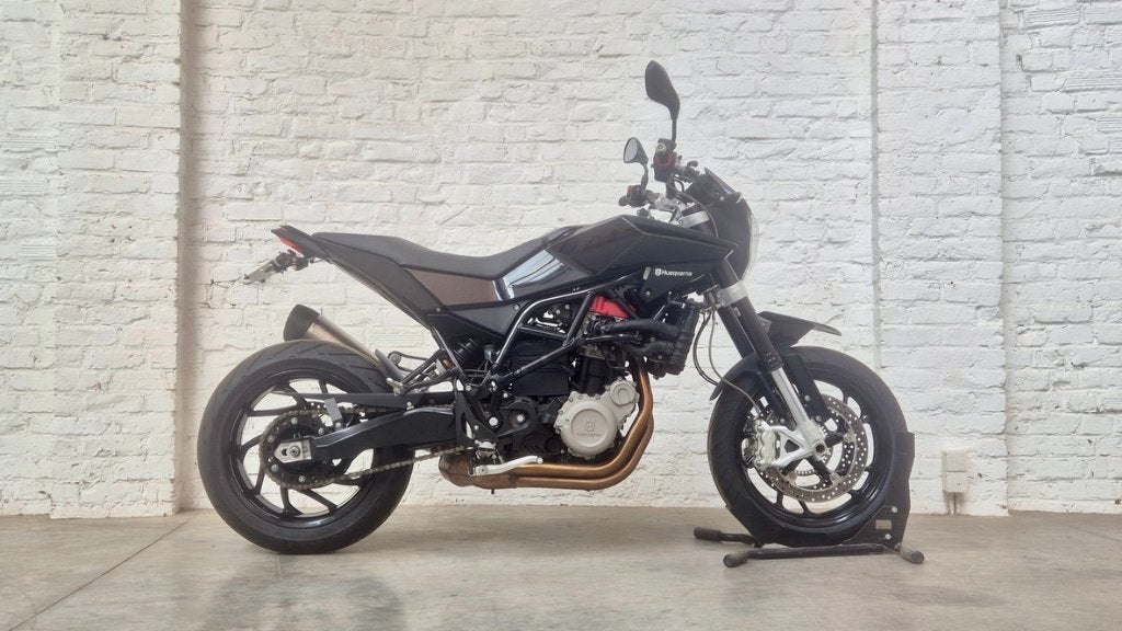 Husqvarna Nuda 900 ABS 2013  Carbon LeoVince @motomobilia, 2 cilinders, Motorrijbewijs A, 900 cc, Meer dan 35 kW