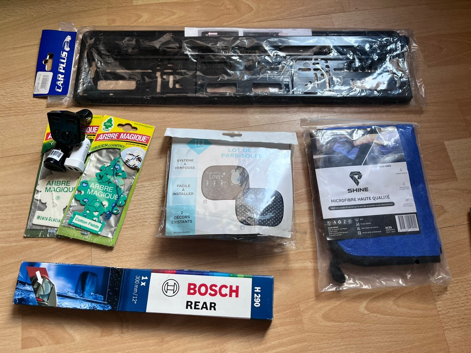 Nieuwe set autoaccessoires — Bosch ruitenwisser, oplader..., Ophalen, Zo goed als nieuw