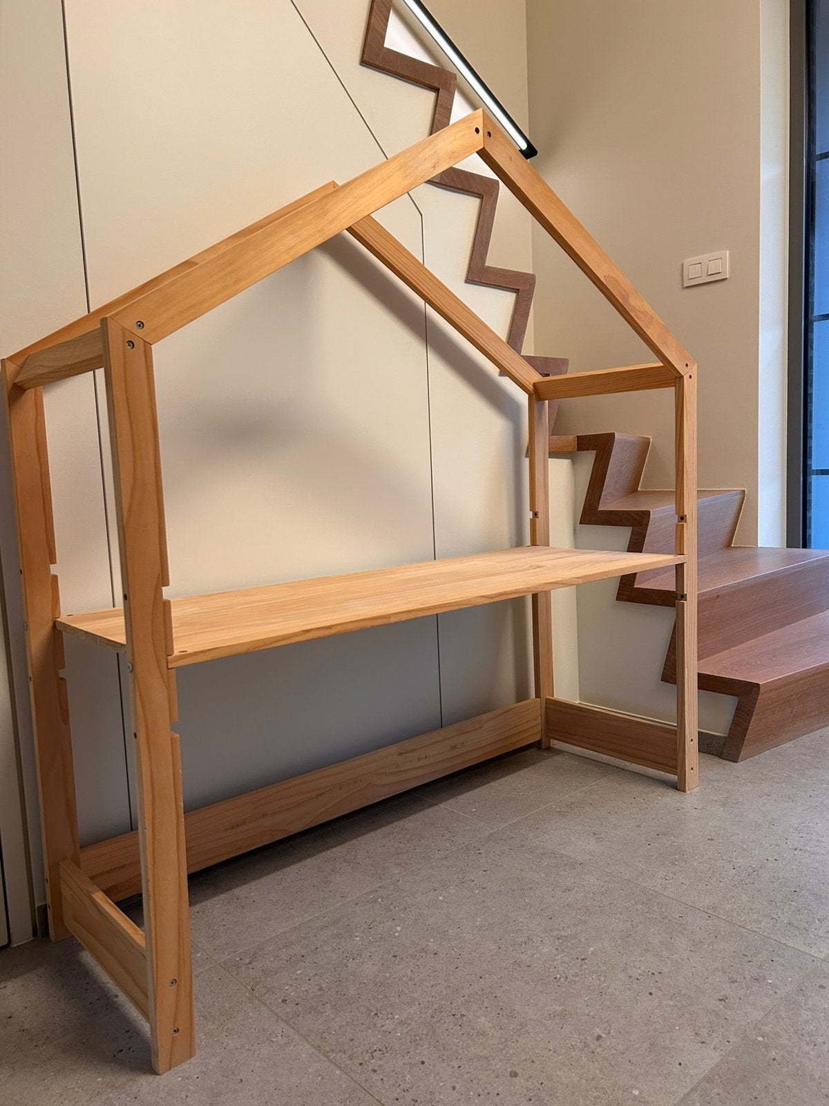Bureau - Houten huisje voor kinderen, Kinderen en Baby's, Ophalen, Zo goed als nieuw, Meubelstuk of Keukentje