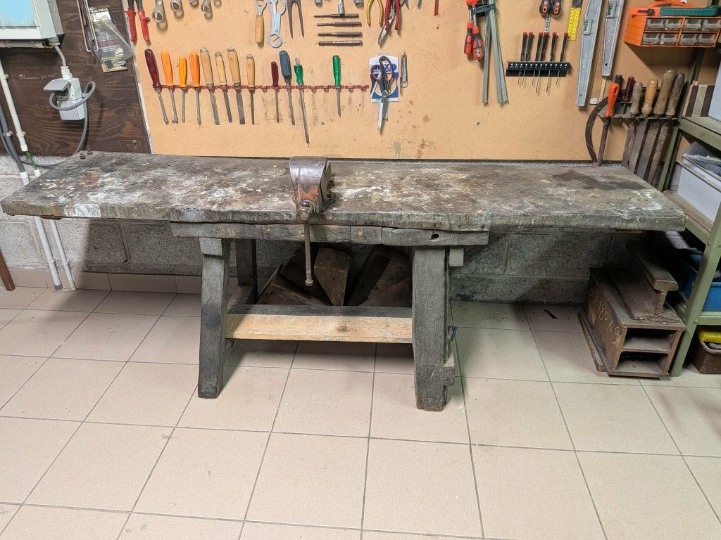 Établi ancien en bois massif + étau, Enlèvement, Utilisé, Moins de 70 cm, Étau